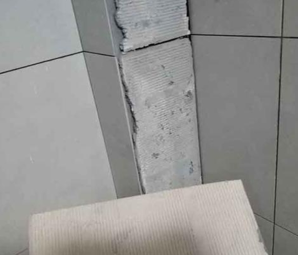 温县瓷砖空鼓维修公司分享下厨房瓷砖脱落的补救措施。